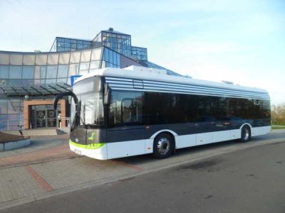 Prezentacja autobusu elektrycznego marki Solaris przed Palmiarnią.