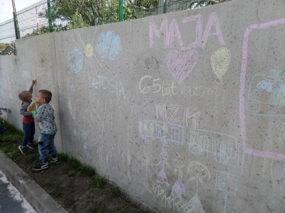 Rysunki kredą na murze na terenie Zajezdni.