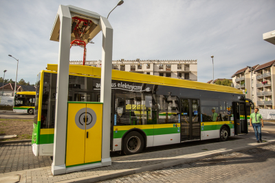 Autobus pod ładowarka.