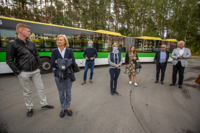 Goście zwiedzają pętlę.