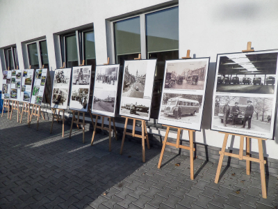 Tablice pamiątkowe przed salą konferencyjną.