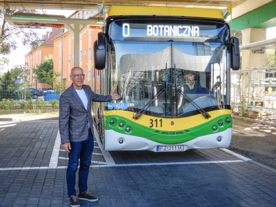 Prezes przed autobusem na Centrum Przesiadkowym.