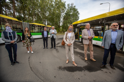 Goście zwiedzają pętlę.