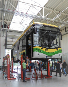 Autobus 303 podniesiony na podnośniku.
