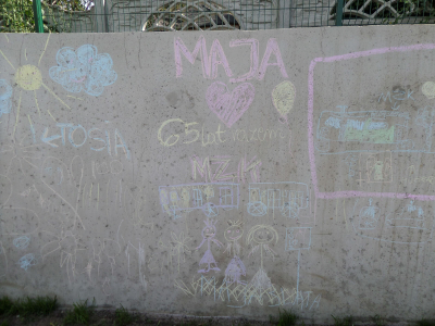Rysunki kredą na murze na terenie Zajezdni.