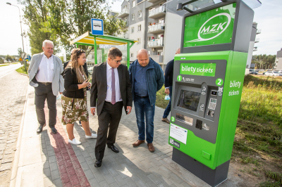 Goście przy automacie biletowym na przystanku Czarkowo