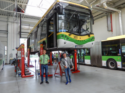 Autobus 303 w hali warsztatowej.