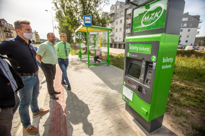 Automat biletowy na przystanku Czarkowo