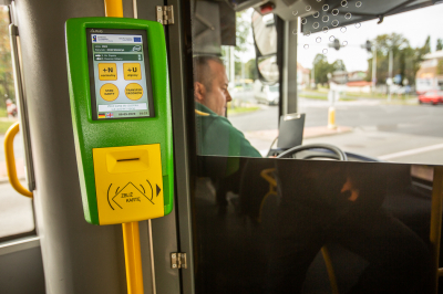 Kasownik w autobusie.