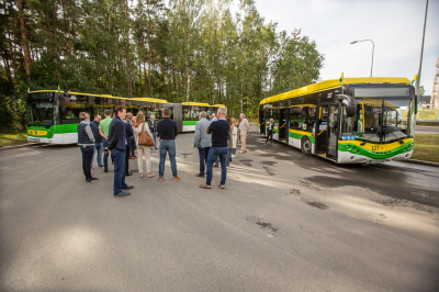 Goście konferencji na pętli autobusowej.