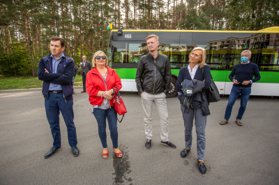 Goście zwiedzają pętlę.