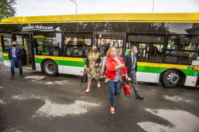 Goście konferencji w drodze autobusem do Palmiarni.