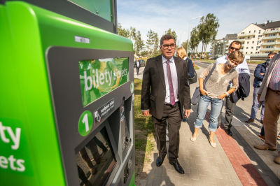 Goście przy automacie biletowym na przystanku Czarkowo