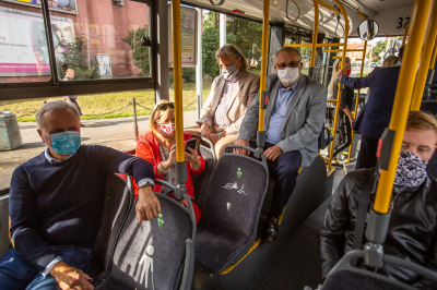 Goście konferencji w drodze autobusem do Palmiarni.