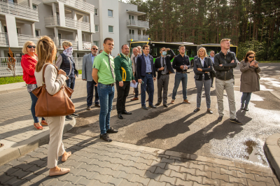 Goście konferencji na pętli autobusowej.