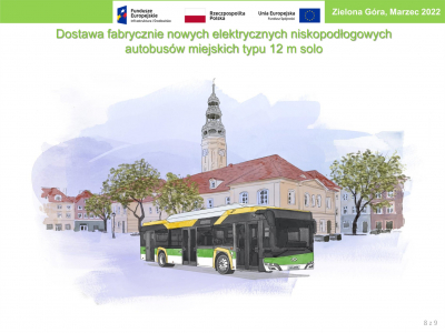 Autobus elektryczny na tle Ratusza